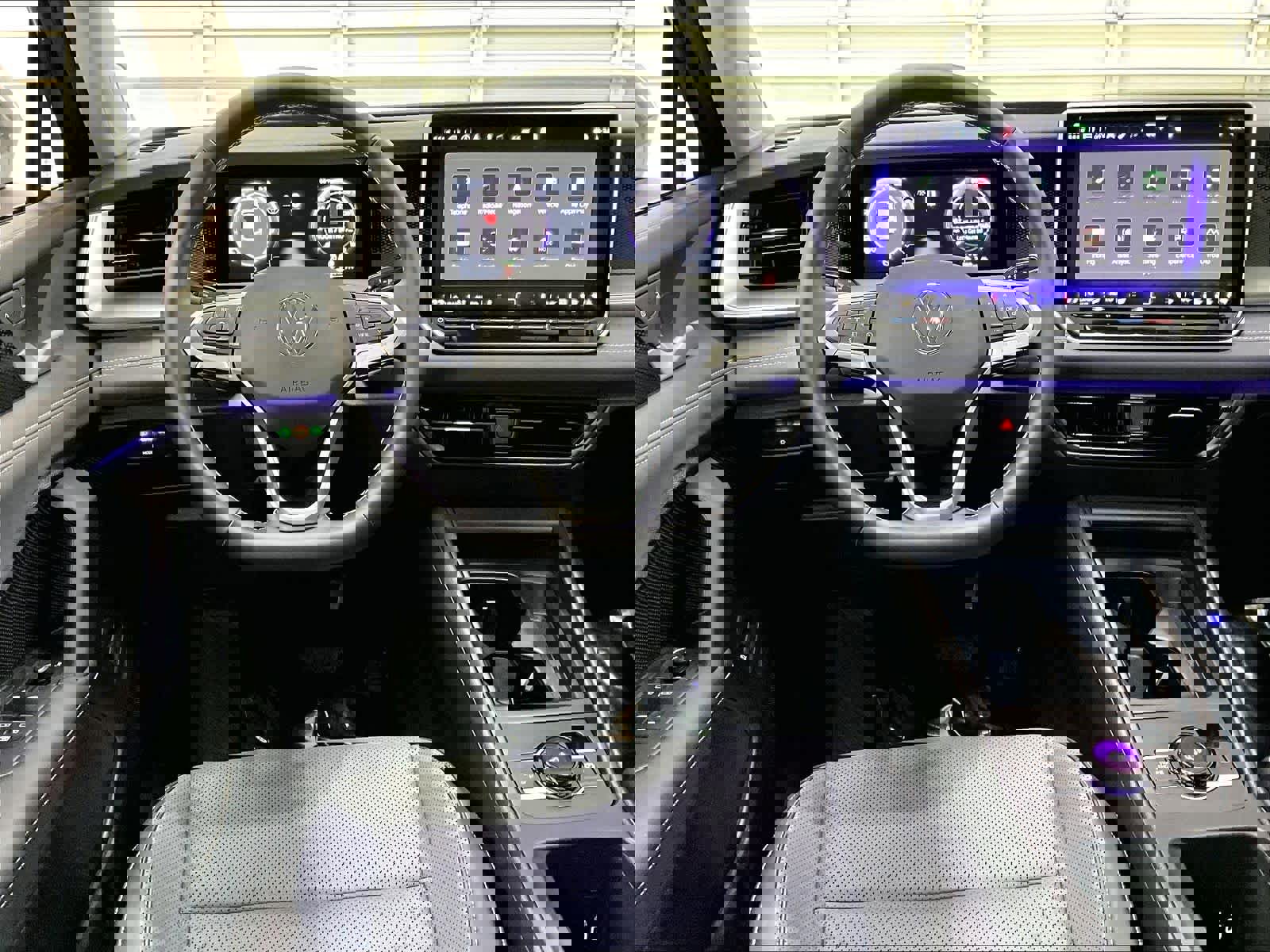 Used 2025 Volkswagen Tiguan SE w/ Panoramic Sunroof Package image 8