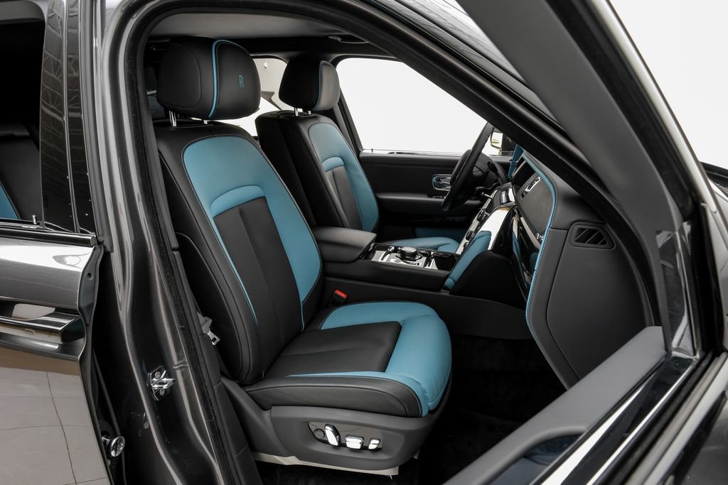 Used 2022 Rolls-Royce Cullinan w/ Cullinan Package image 40