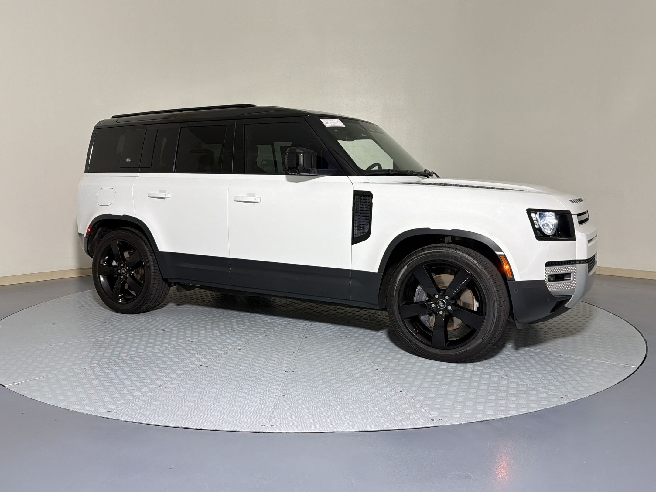 Used 2023 Land Rover Defender 110 S AWD/4WD image 7