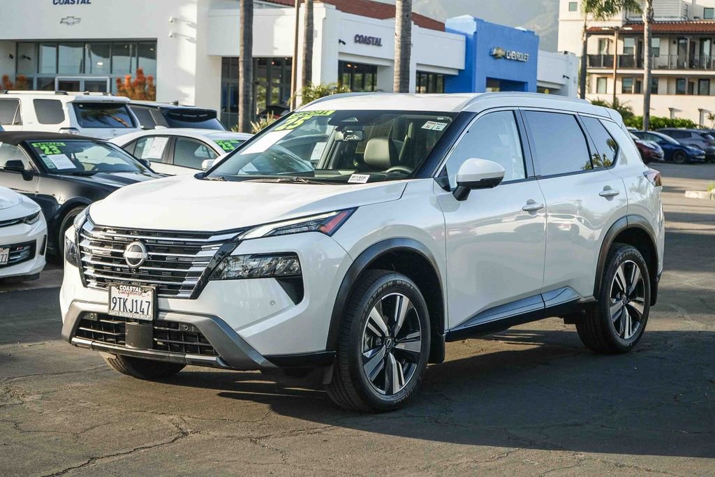 Used 2025 Nissan Rogue SL FWD image 3