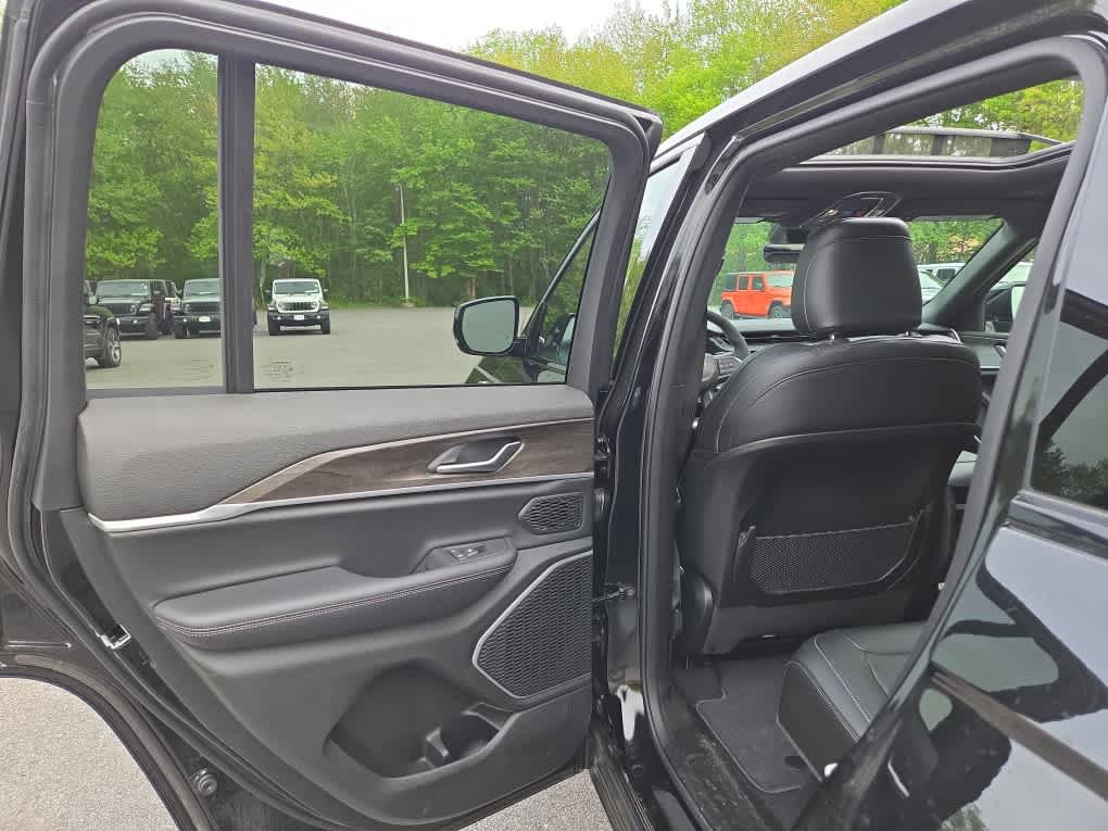 Used 2026 Jeep Grand Cherokee Limited AWD/4WD image 34