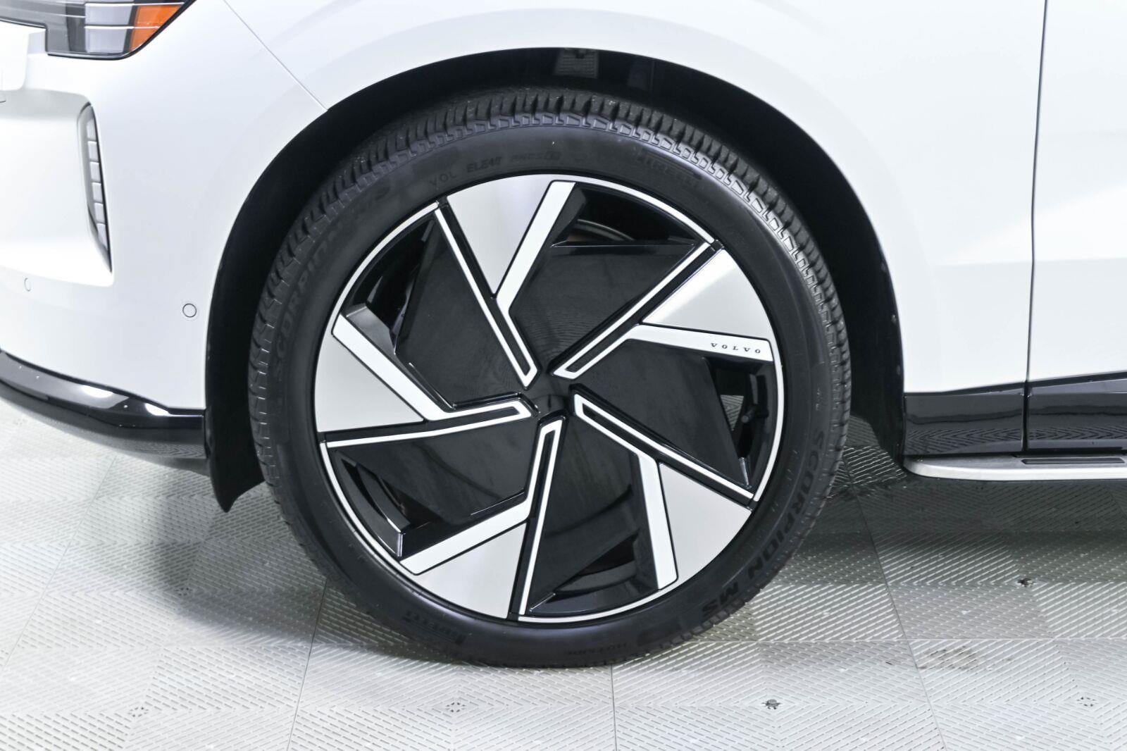 Used 2025 Volvo EX90 Ultra AWD/4WD image 39