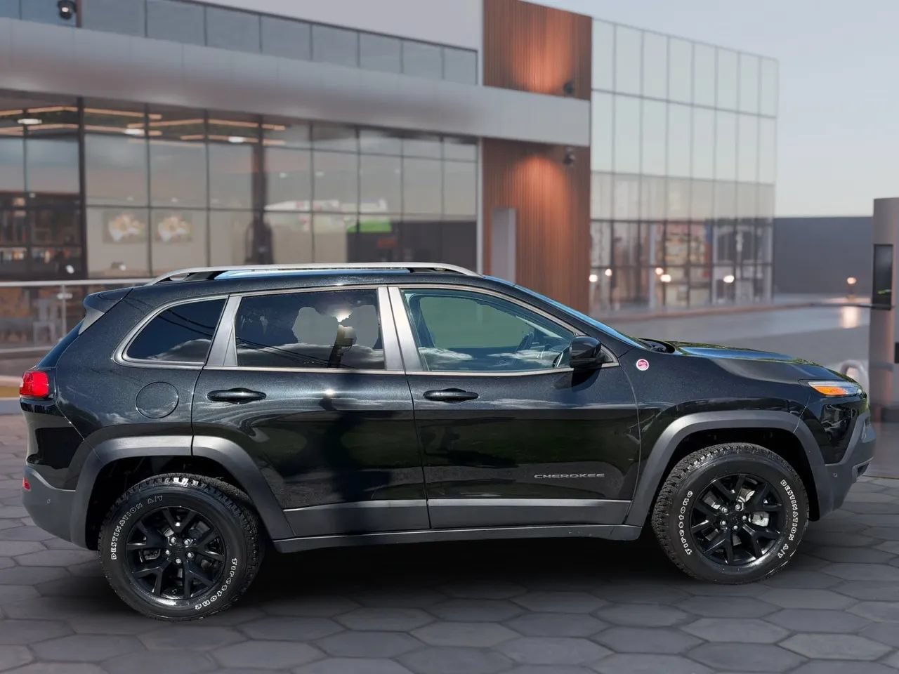 Used 2014 Jeep Cherokee Trailhawk w/ Technology Group AWD/4WD image 5