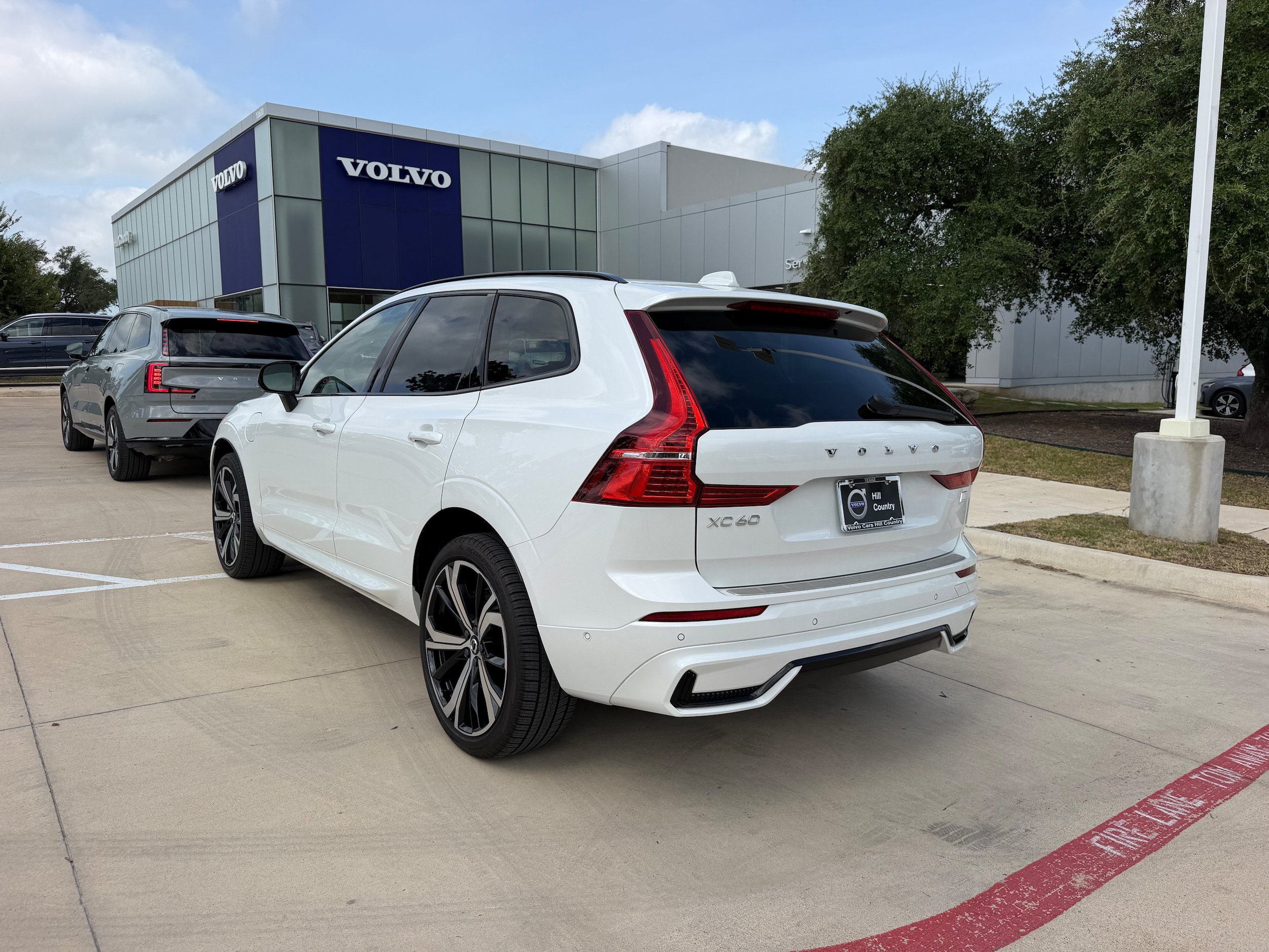 Certified 2024 Volvo XC60 T8 Ultimate w/ Protection Package Premier AWD/4WD image 4