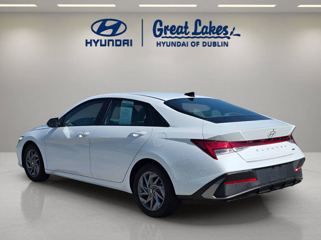 Used 2026 Hyundai Elantra Hybrid FWD image 3