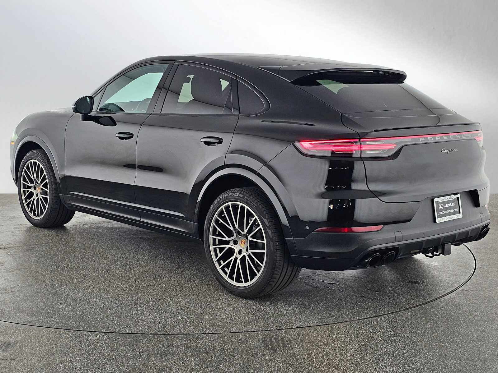 Used 2023 Porsche Cayenne Platinum Edition image 5