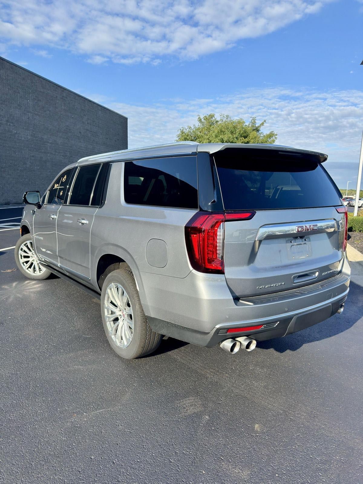 Used 2023 GMC Yukon XL Denali AWD/4WD image 3
