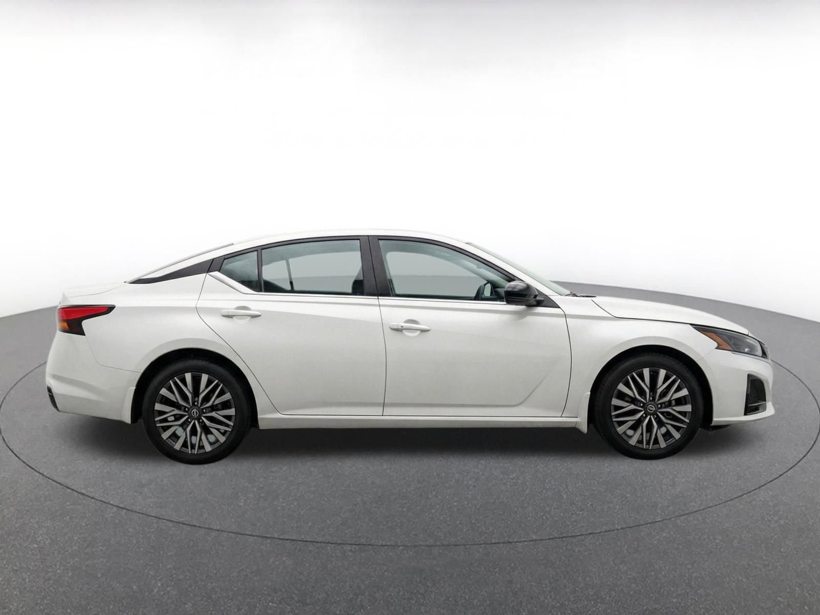 Used 2025 Nissan Altima 2.5 SV FWD image 10