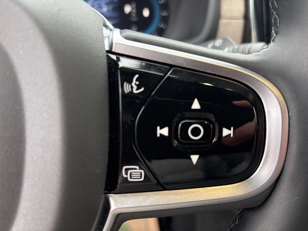 Certified 2025 Volvo XC90 B6 Plus image 26