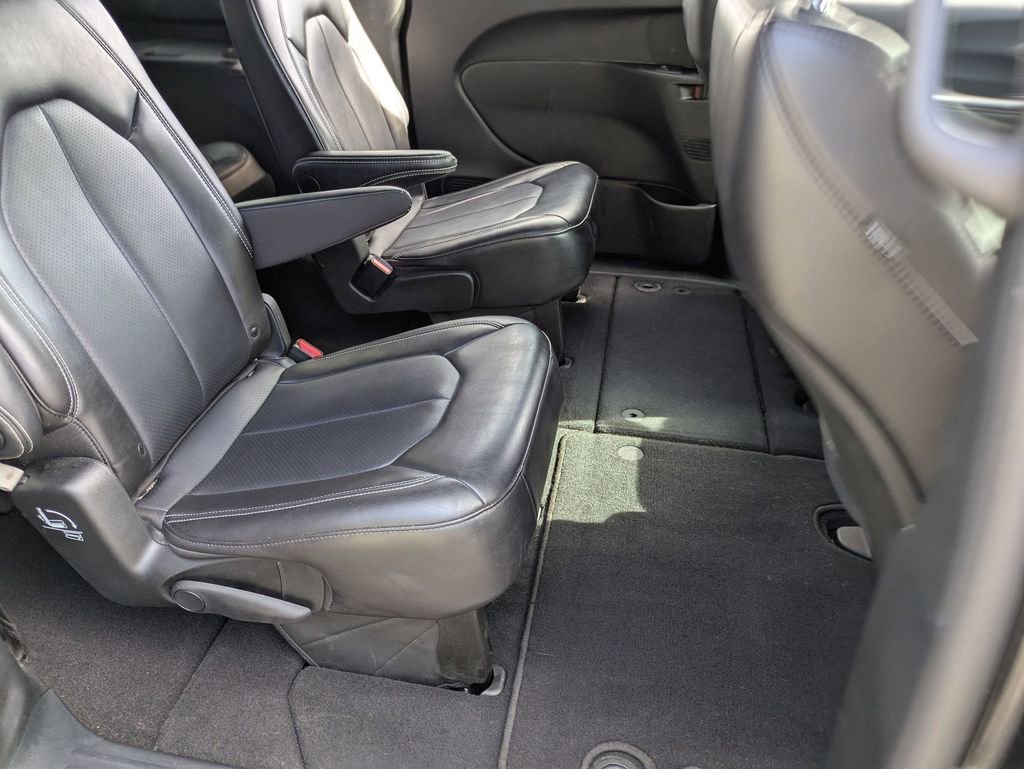 Used 2025 Chrysler Pacifica Select image 32