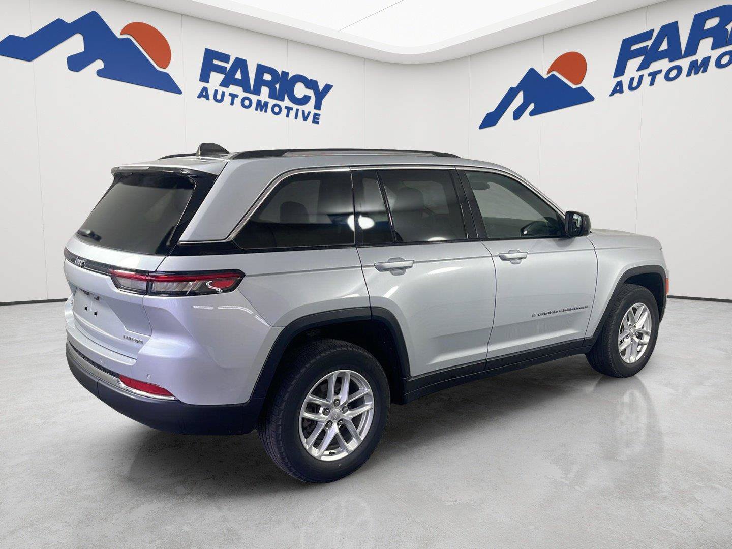 Used 2023 Jeep Grand Cherokee Laredo AWD/4WD image 6