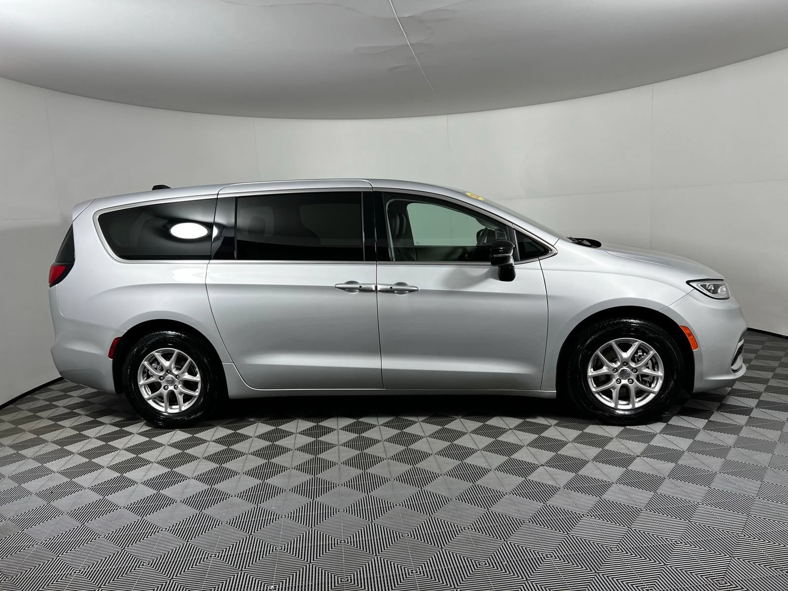 Used 2024 Chrysler Pacifica Touring-L FWD image 4