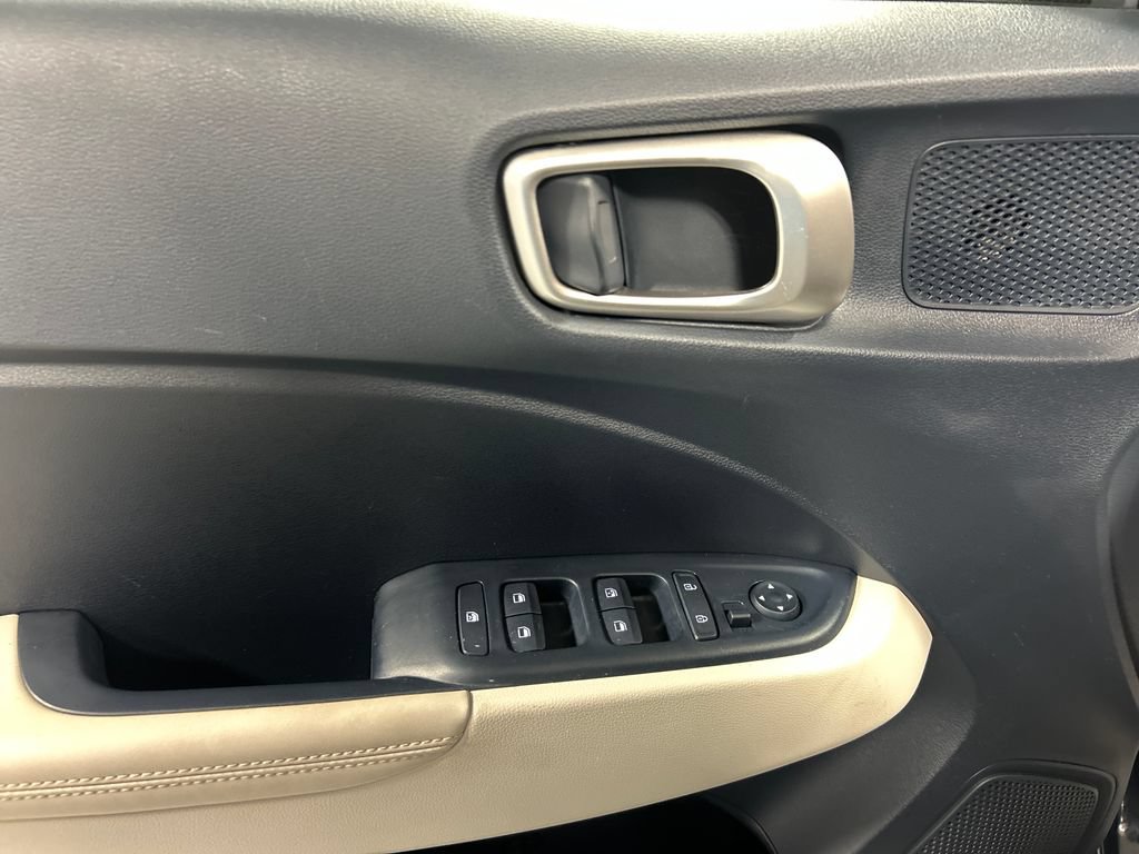 Used 2023 Hyundai Venue Limited FWD image 12