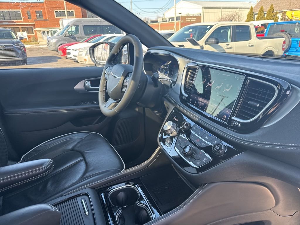 Used 2025 Chrysler Pacifica Limited image 35