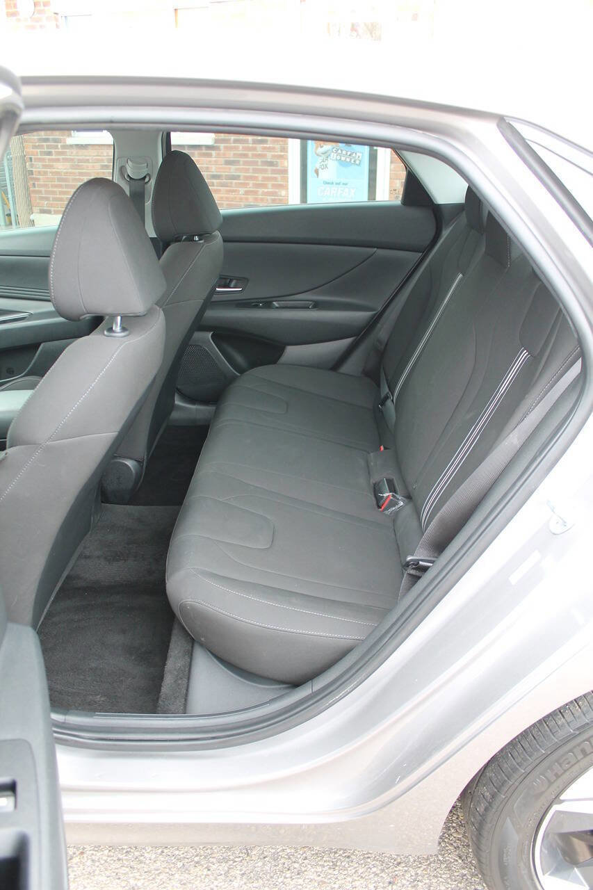Used 2023 Hyundai Elantra SEL w/ Convenience Package image 16