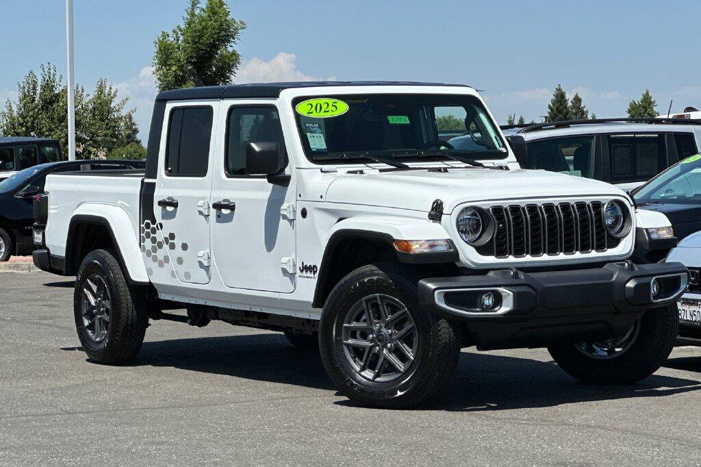 New 2025 Jeep Gladiator Sport AWD/4WD image 2