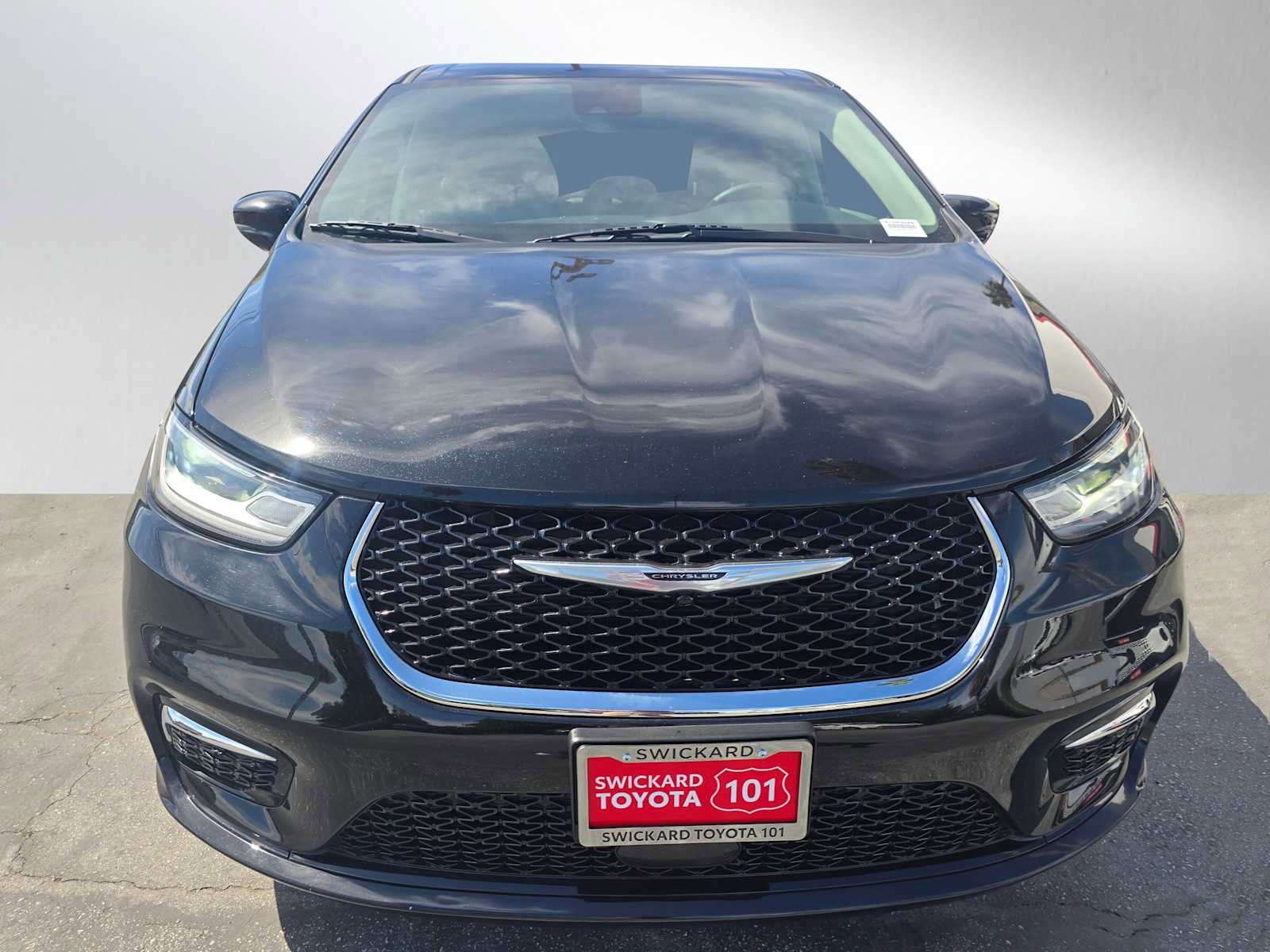 Used 2024 Chrysler Pacifica Touring-L image 8