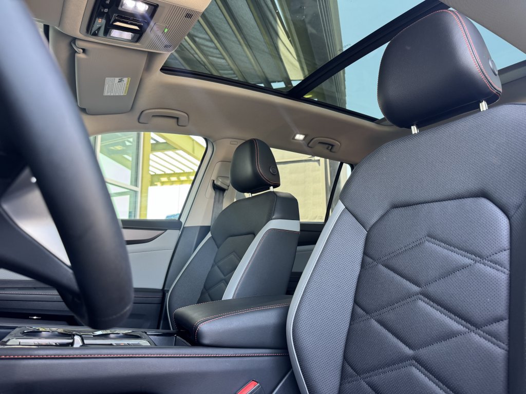 Used 2024 Volkswagen Atlas Peak Edition SE AWD/4WD image 25