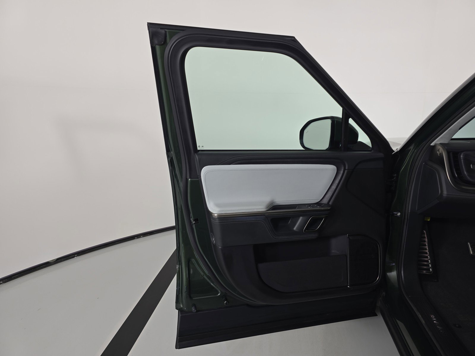 Used 2024 Rivian R1S Adventure AWD/4WD image 16