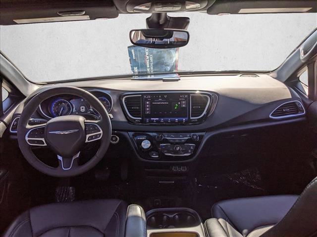 Used 2025 Chrysler Pacifica Select image 16