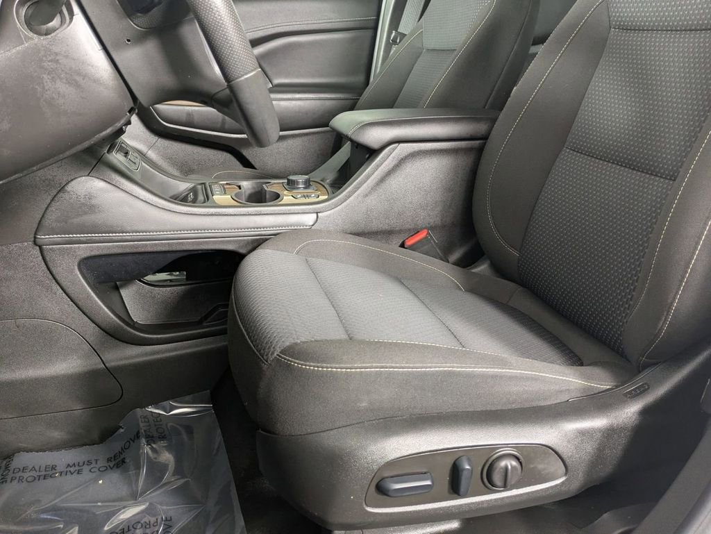 Used 2023 GMC Acadia SLE w/ Driver Convenience Package image 12