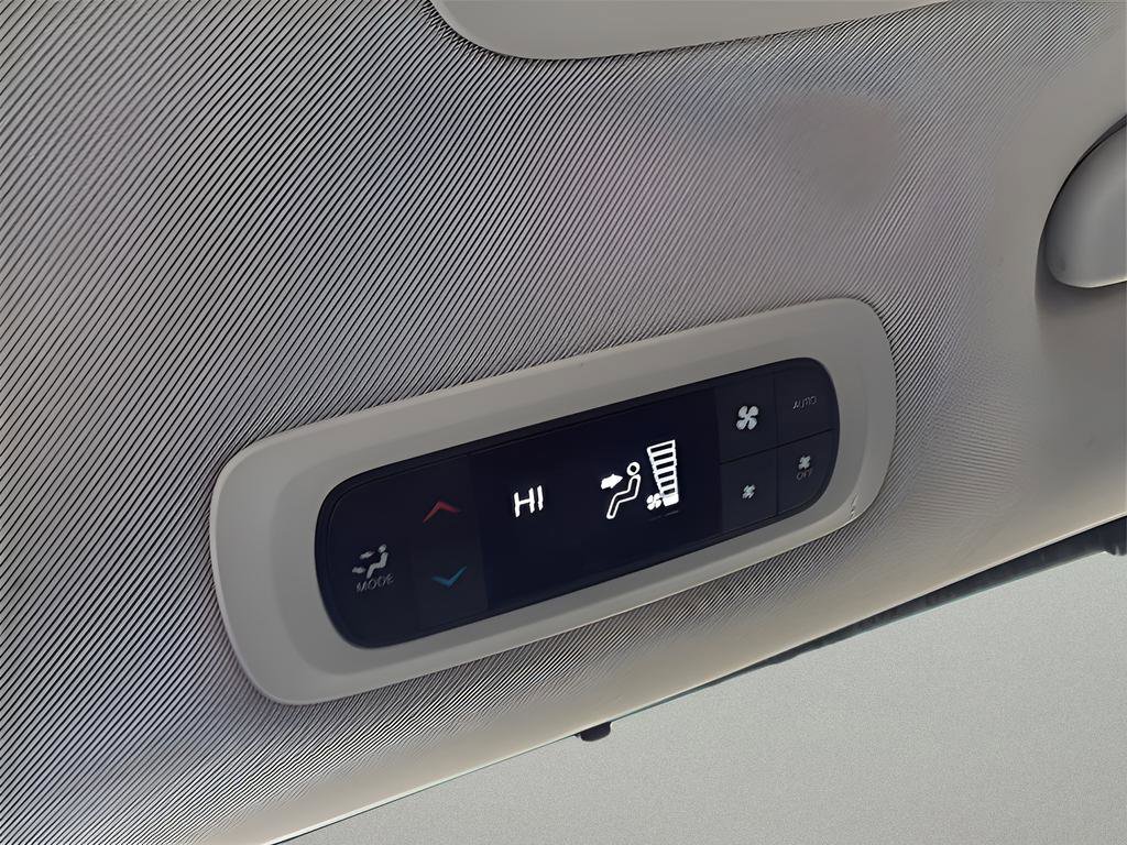 Used 2018 Chrysler Pacifica Touring-L image 25