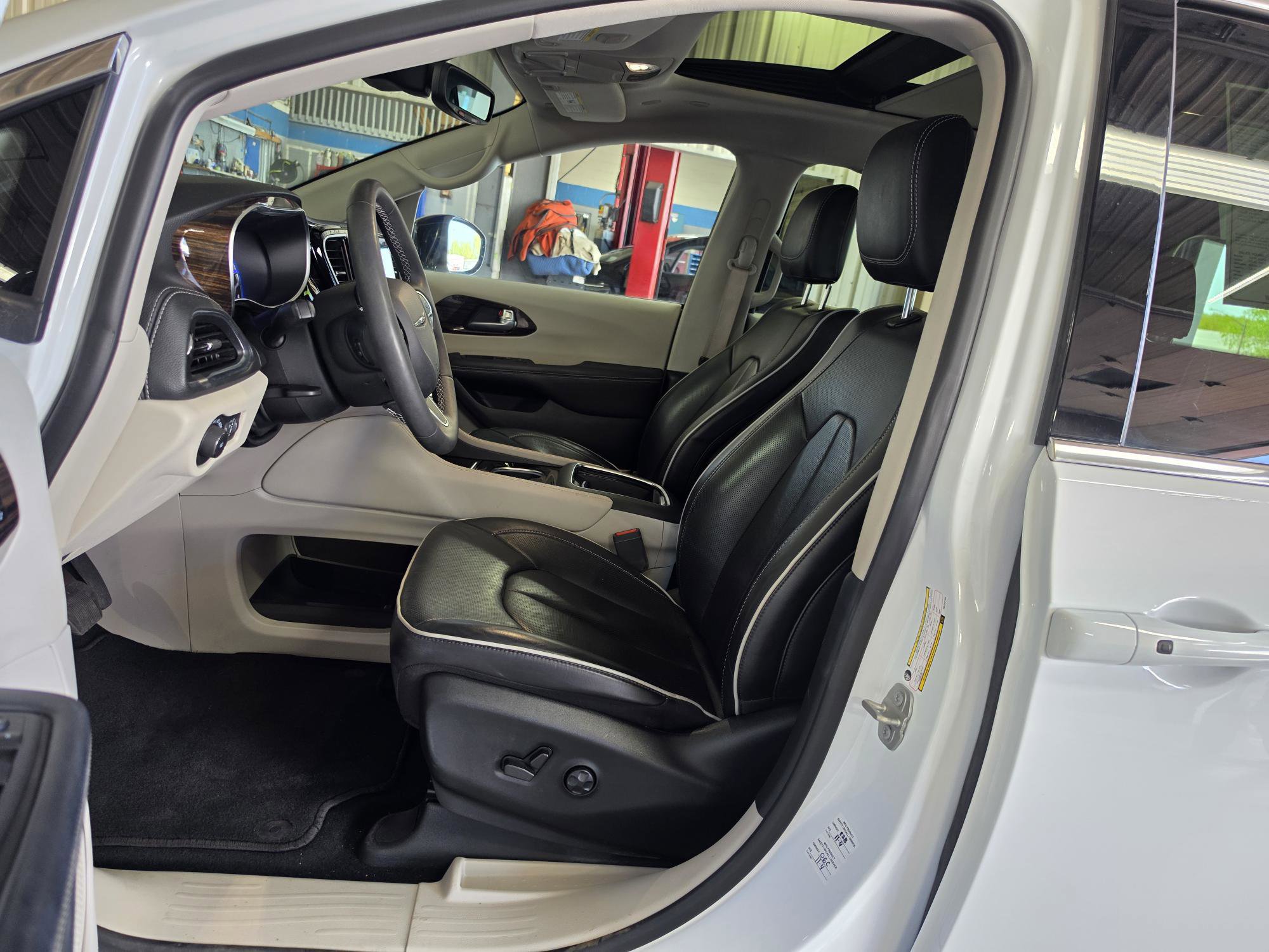 Used 2024 Chrysler Pacifica Limited FWD image 4