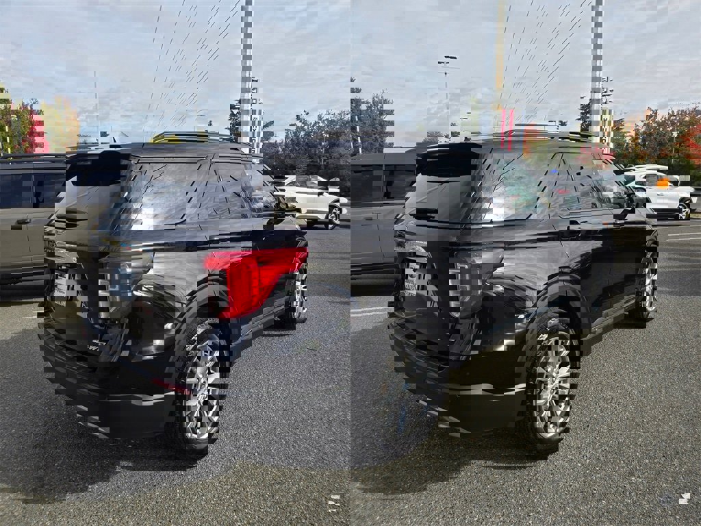 Used 2023 Ford Explorer XLT w/ Equipment Group 202A image 5