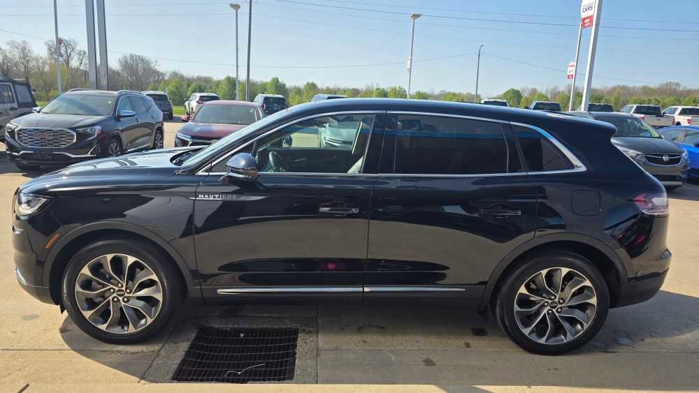 Used 2021 Lincoln Nautilus Reserve image 2