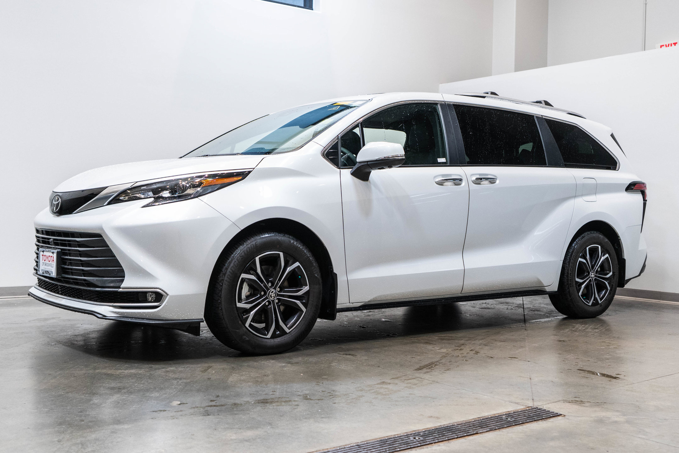 Certified 2026 Toyota Sienna Platinum AWD/4WD image 3