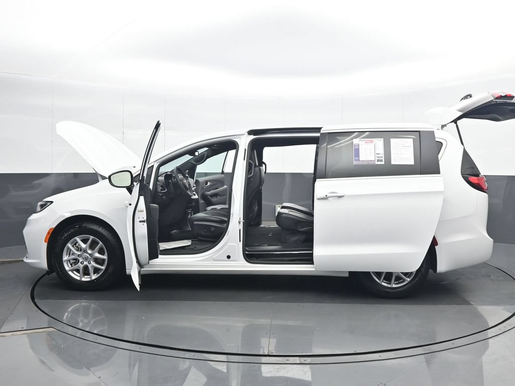 Used 2025 Chrysler Pacifica Select FWD image 37