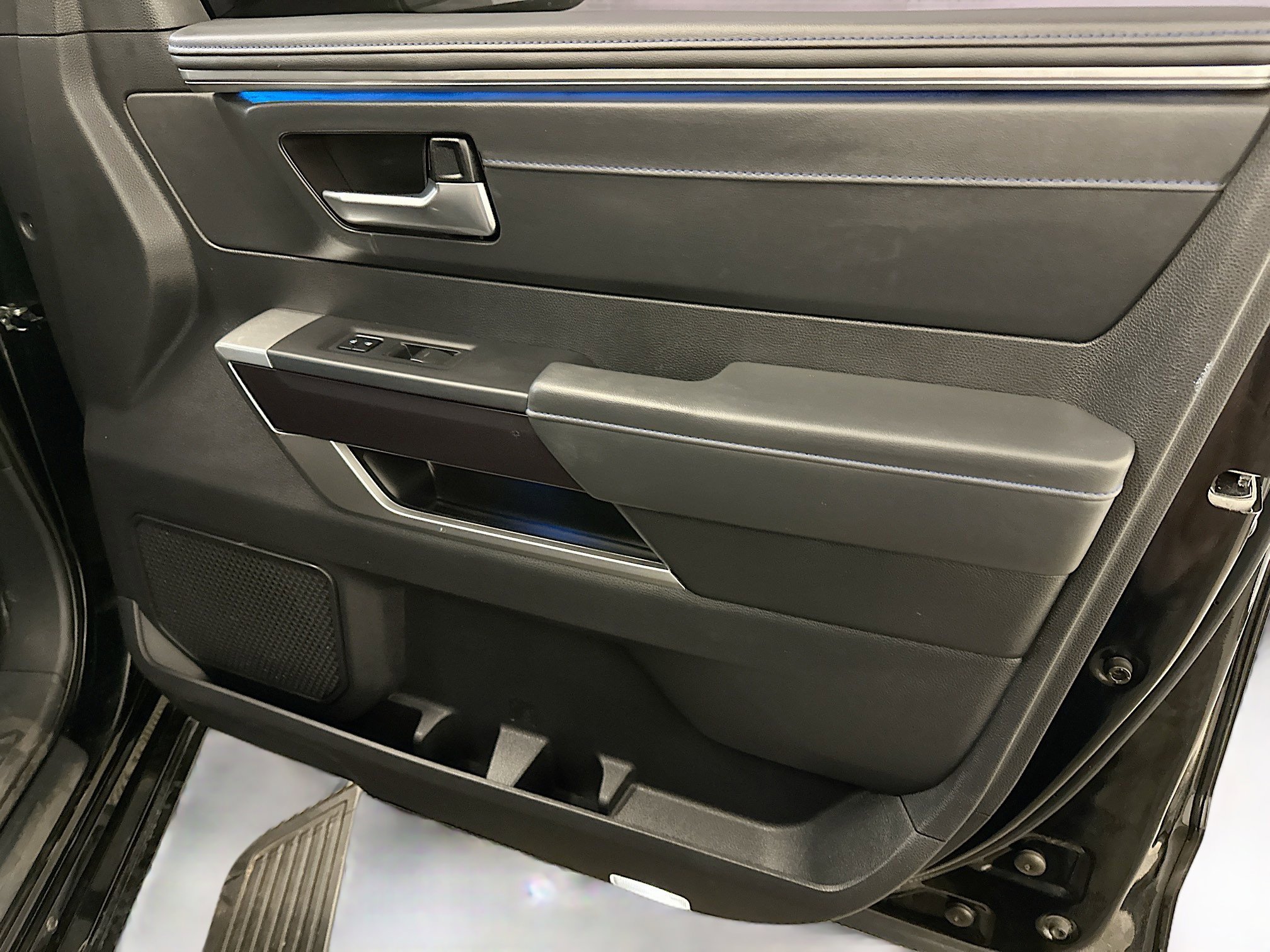 Used 2022 Toyota Tundra Platinum w/ Advanced Package AWD/4WD image 34