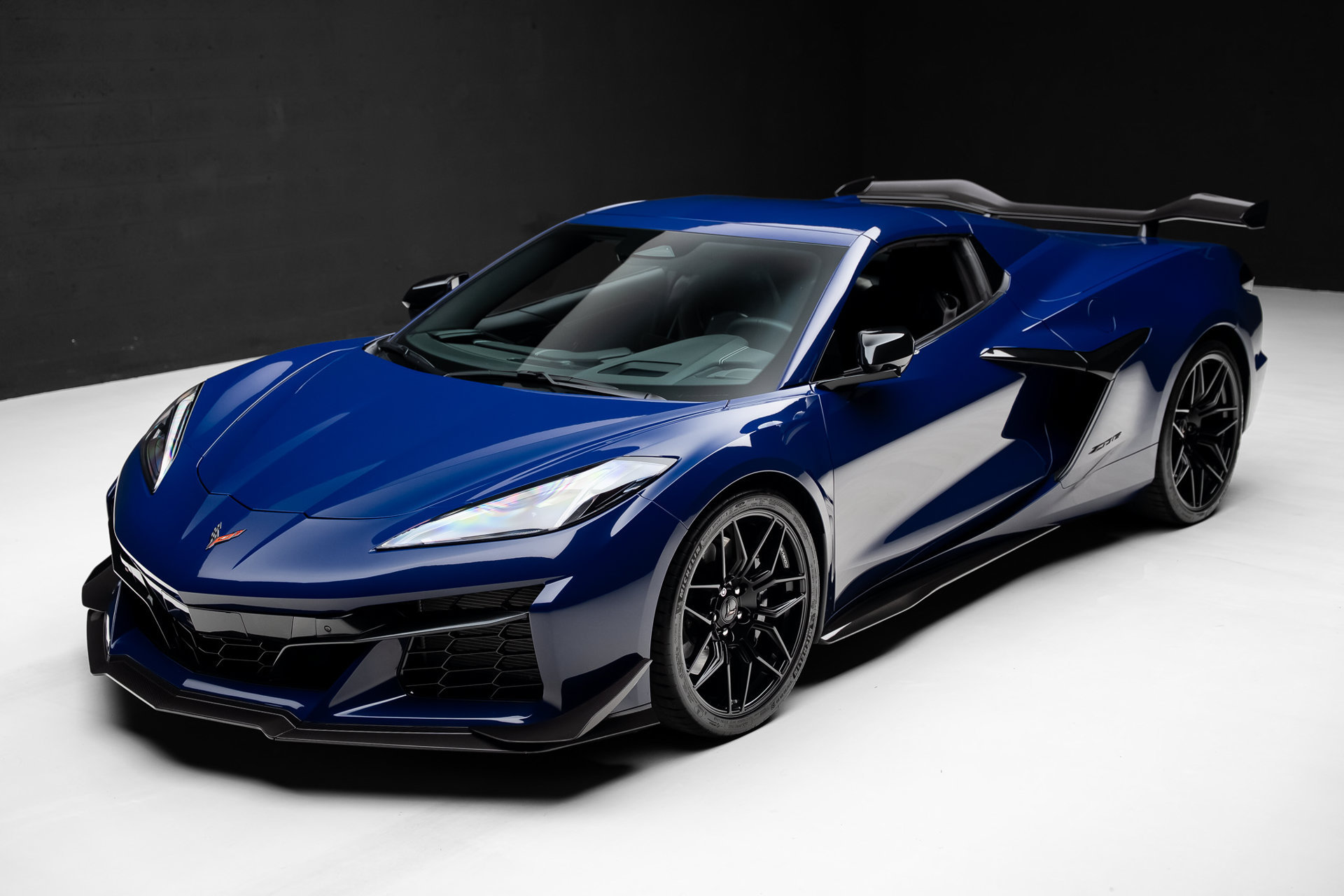 Used 2025 Chevrolet Corvette Z06 w/ Stealth Interior Trim Package RWD image 5
