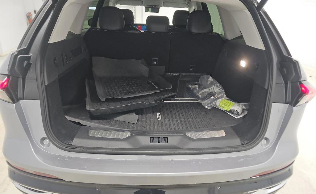 Used 2025 Lincoln Nautilus Premier image 5