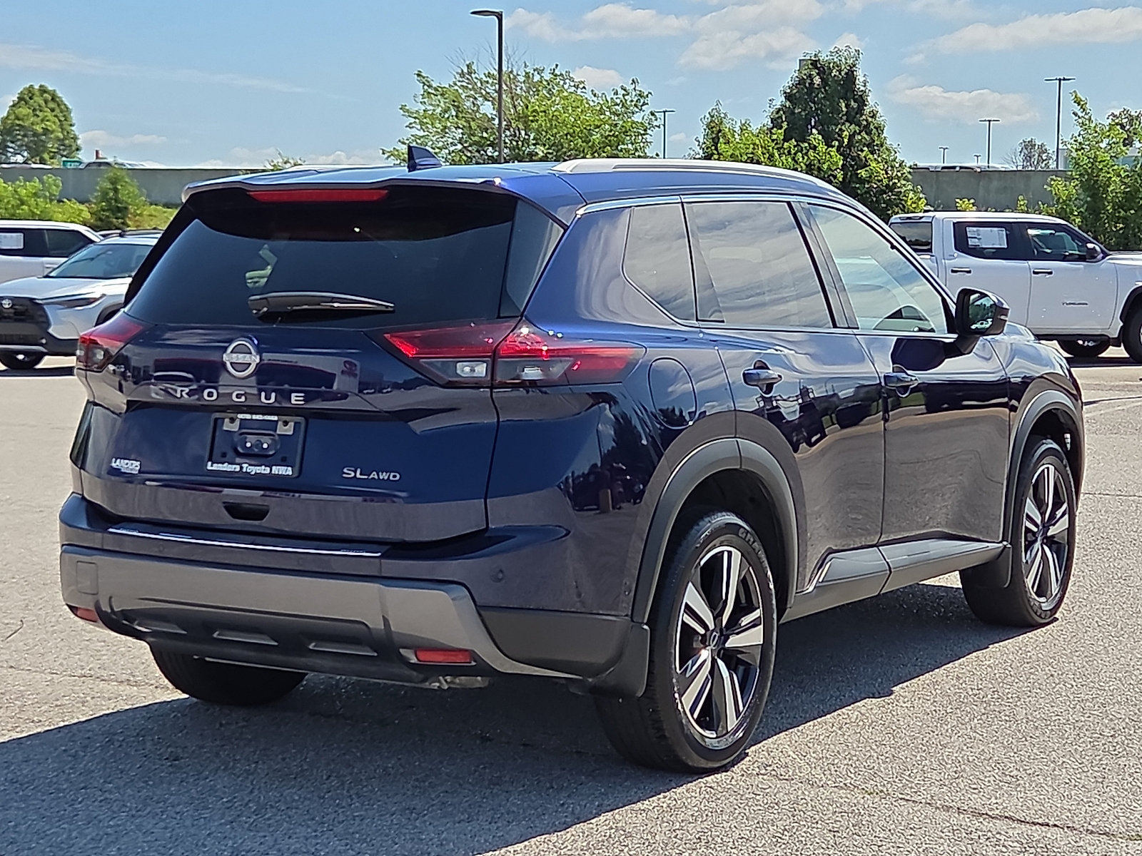 Used 2025 Nissan Rogue SL AWD/4WD image 5