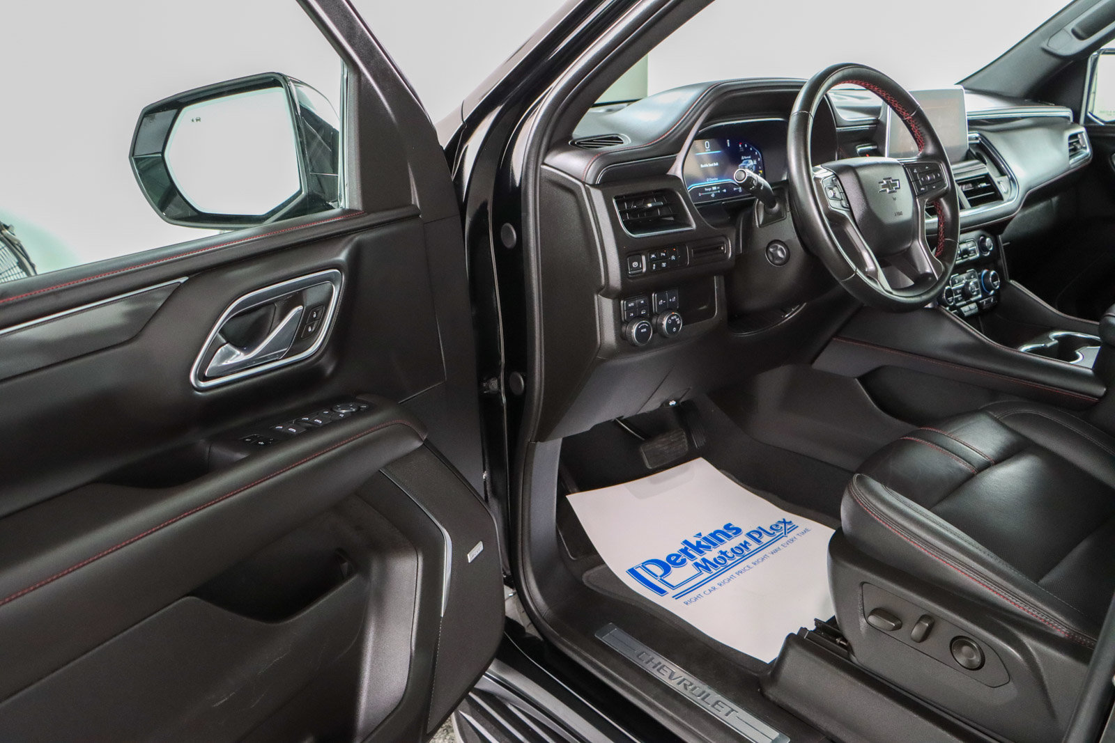 Used 2024 Chevrolet Suburban RST w/ Luxury Package AWD/4WD image 3