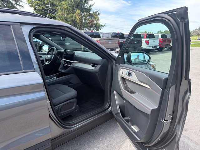 Used 2027 Ford Explorer Active AWD/4WD image 28