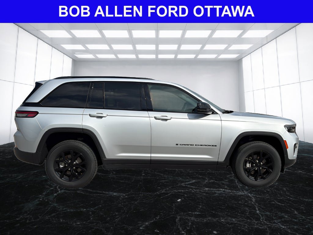 Used 2025 Jeep Grand Cherokee Altitude AWD/4WD image 13