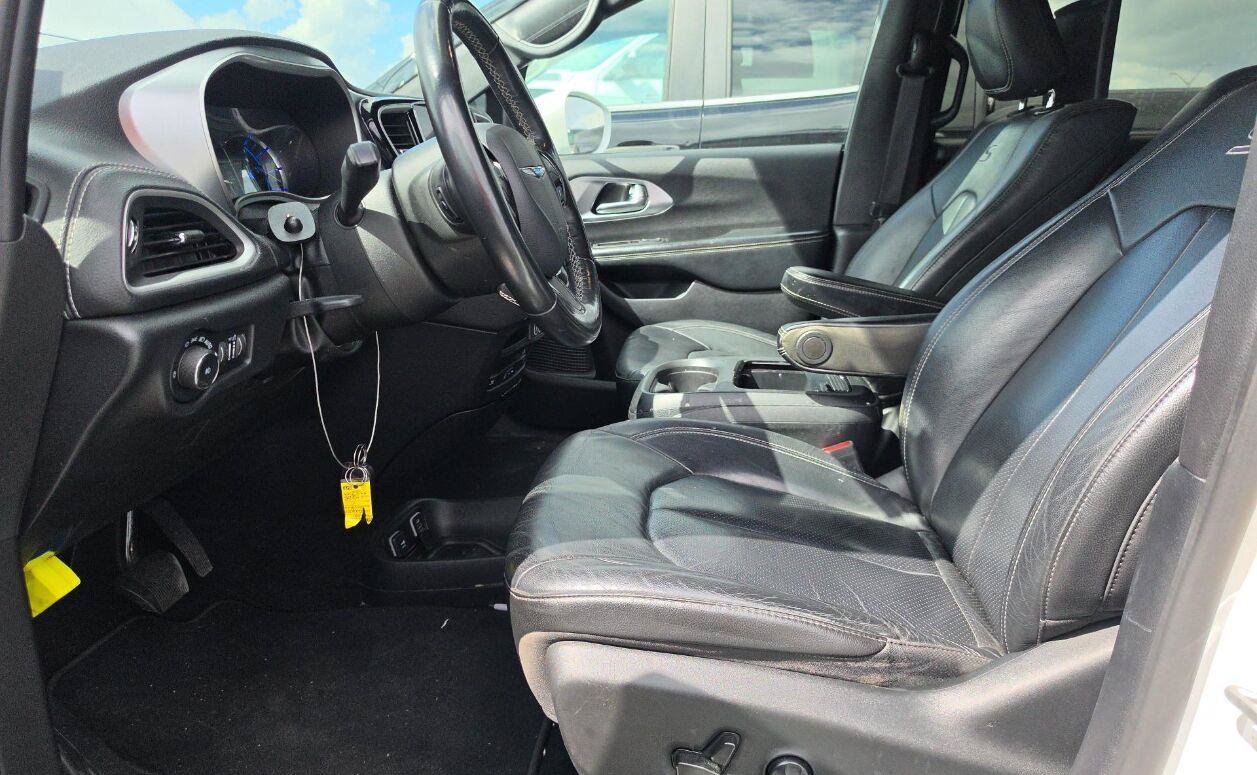 Used 2021 Chrysler Pacifica Touring-L w/ Uconnect Theater Family Group FWD image 8