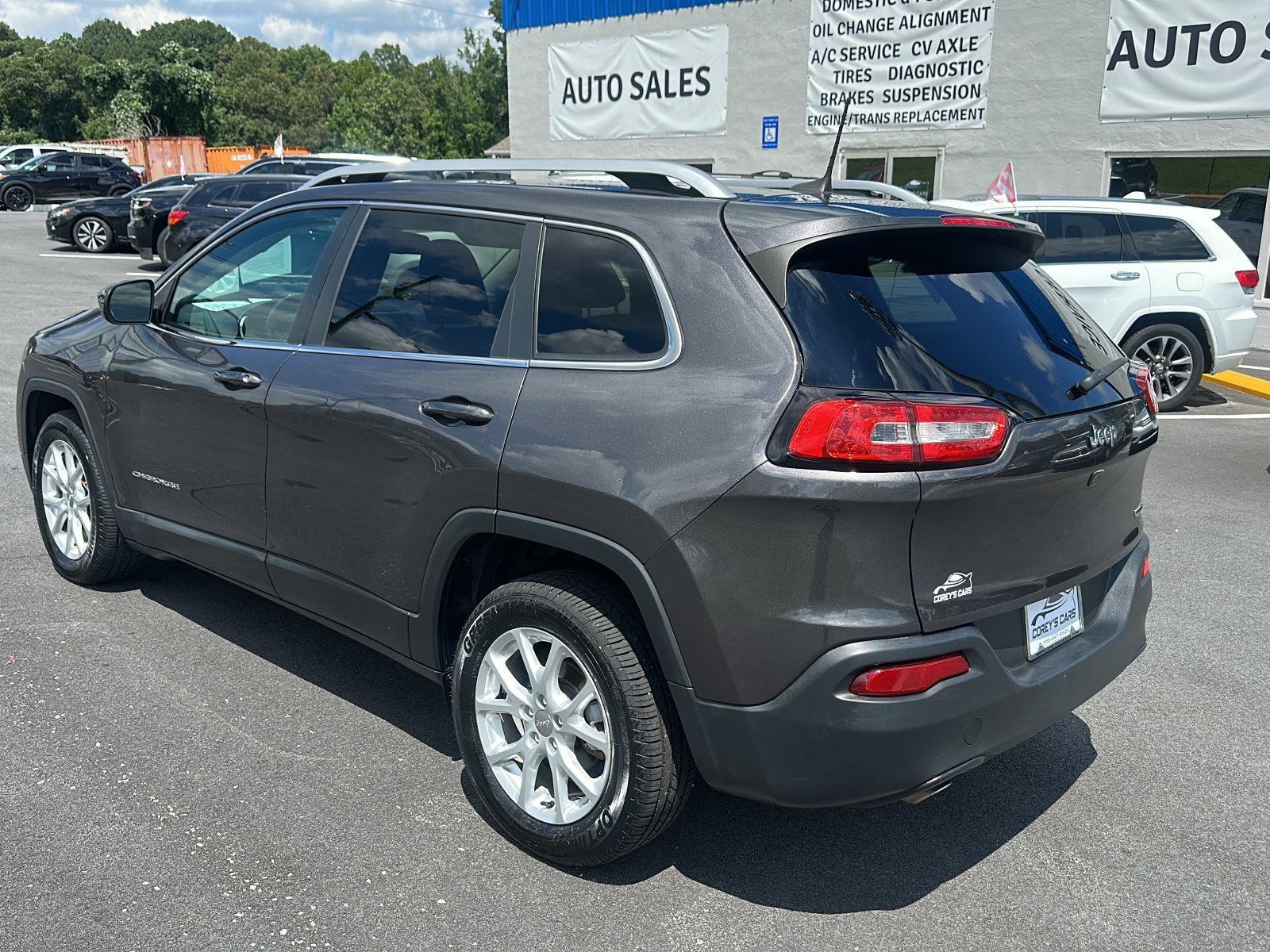 Used 2018 Jeep Cherokee Latitude Plus FWD image 3