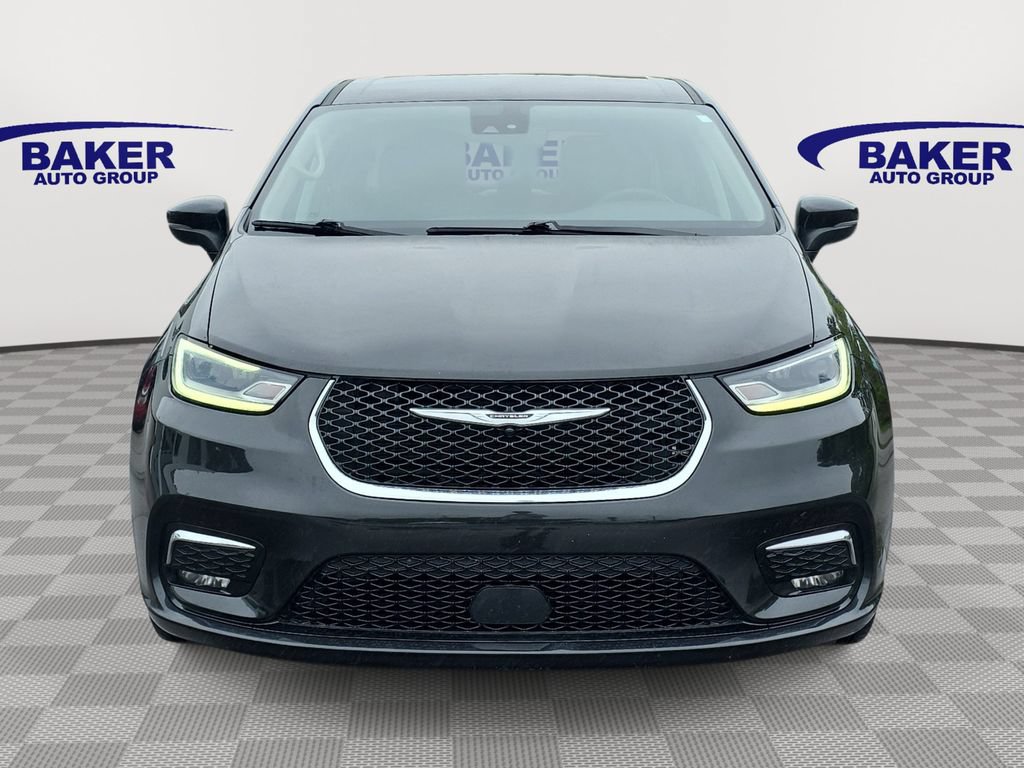 Used 2023 Chrysler Pacifica Touring-L FWD image 2
