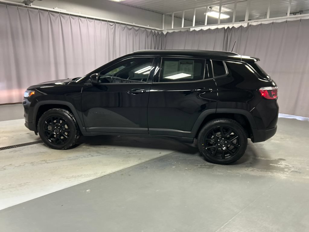 Used 2025 Jeep Compass Latitude w/ Altitude Special Edition AWD/4WD image 4