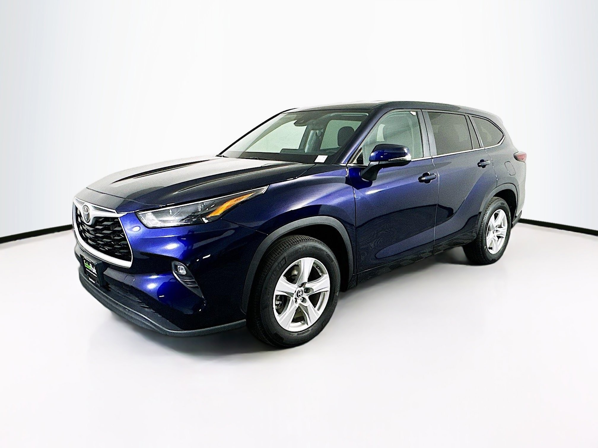 Used 2025 Toyota Highlander LE FWD image 3