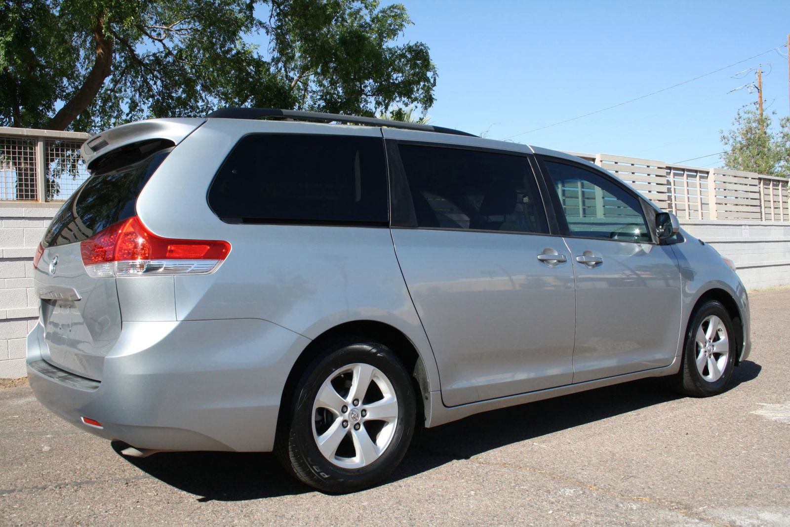 Used 2014 Toyota Sienna LE FWD image 3
