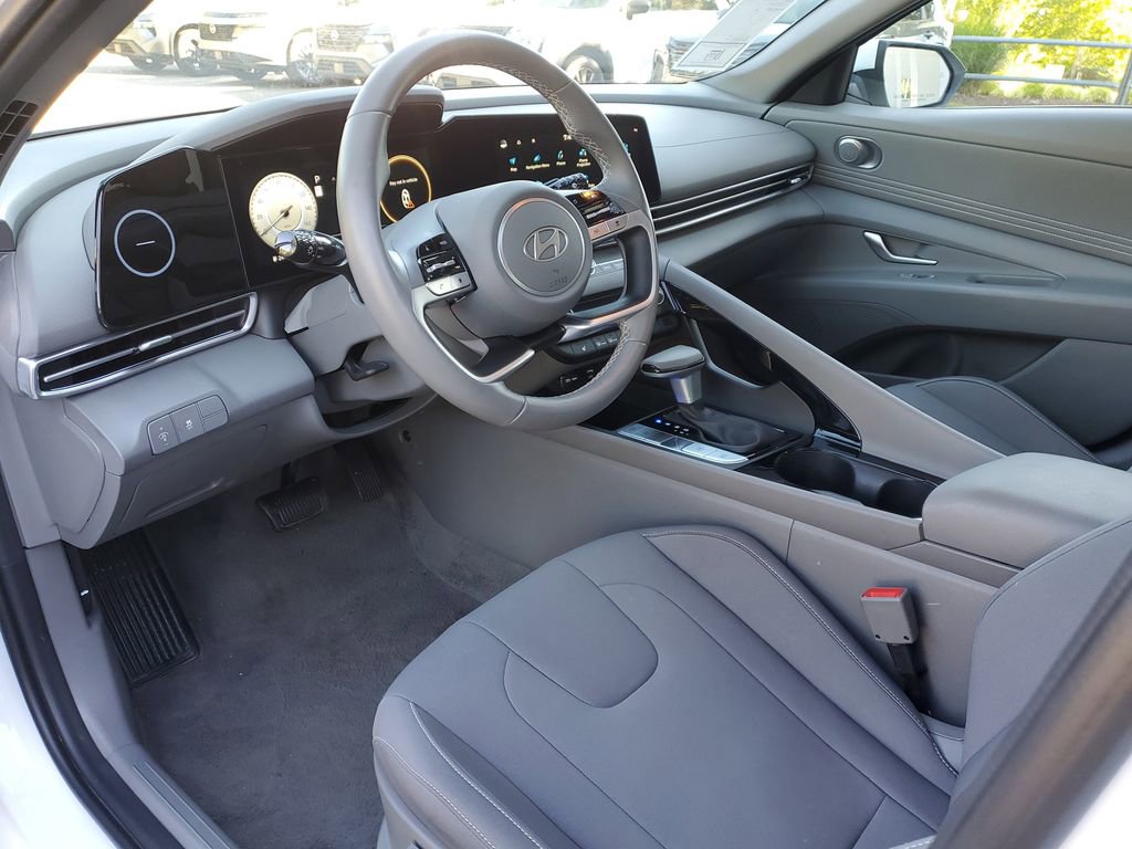 Used 2025 Hyundai Elantra SEL FWD image 18