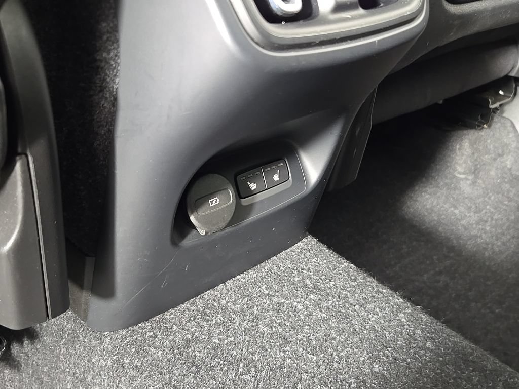 Certified 2023 Volvo XC40 B5 Plus w/ Driver Assist Package AWD/4WD image 23