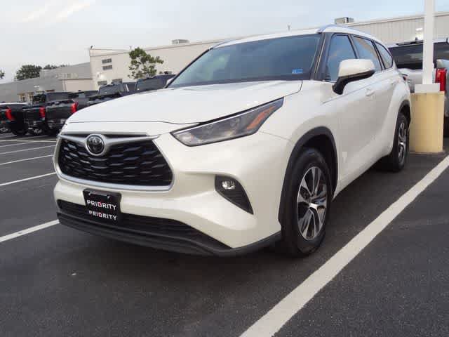Used 2021 Toyota Highlander XLE FWD image 2