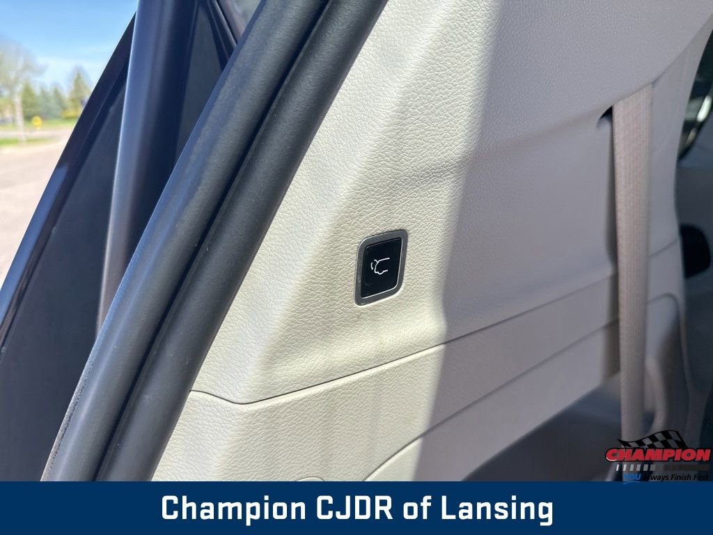Used 2023 Chrysler Pacifica Limited FWD image 43