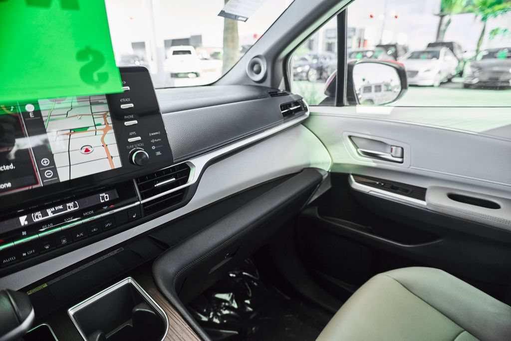 Used 2021 Toyota Sienna XLE w/ XLE Plus Package FWD image 41