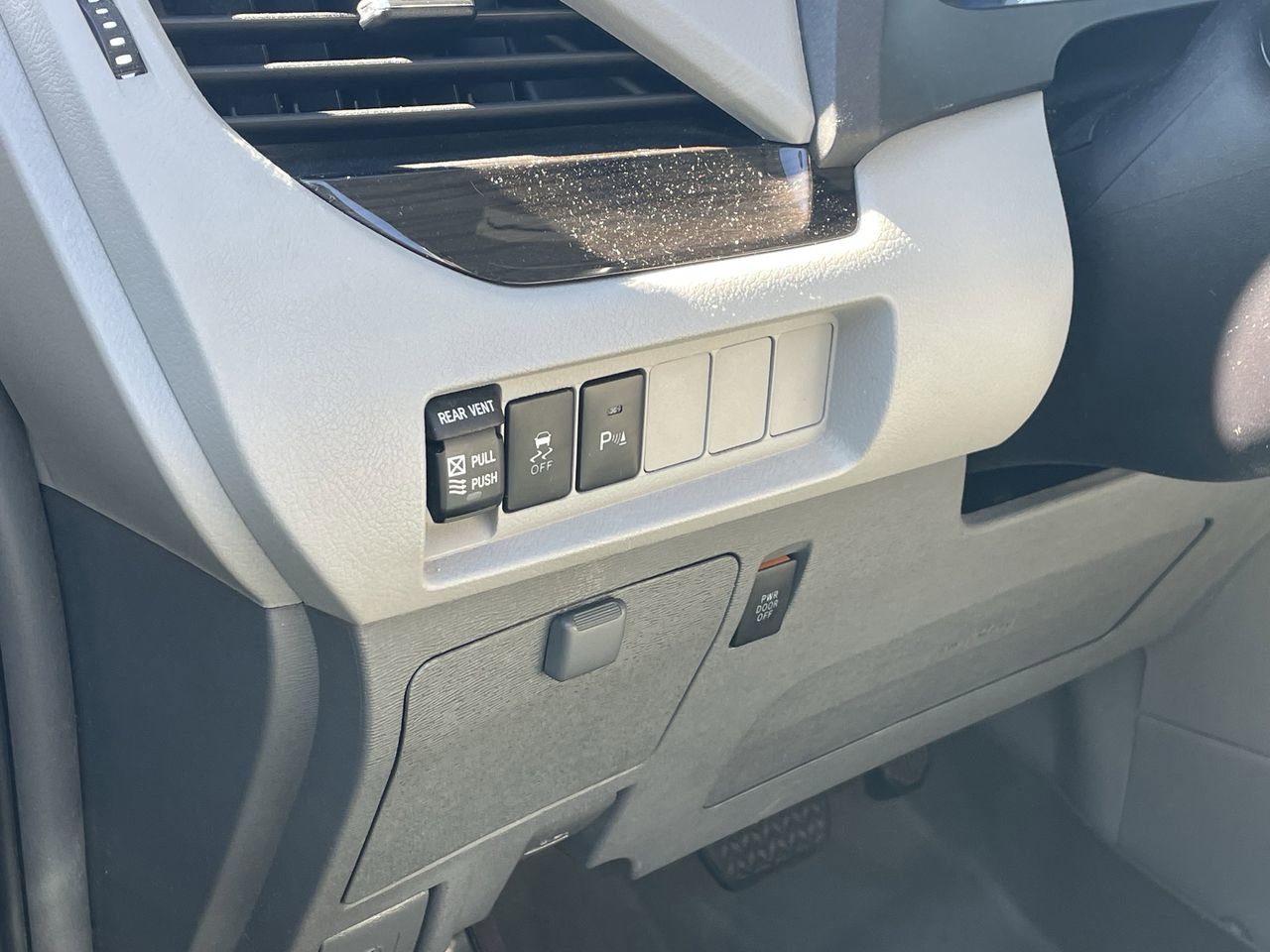 Used 2018 Toyota Sienna XLE Premium w/ Carpet Mat Package image 10